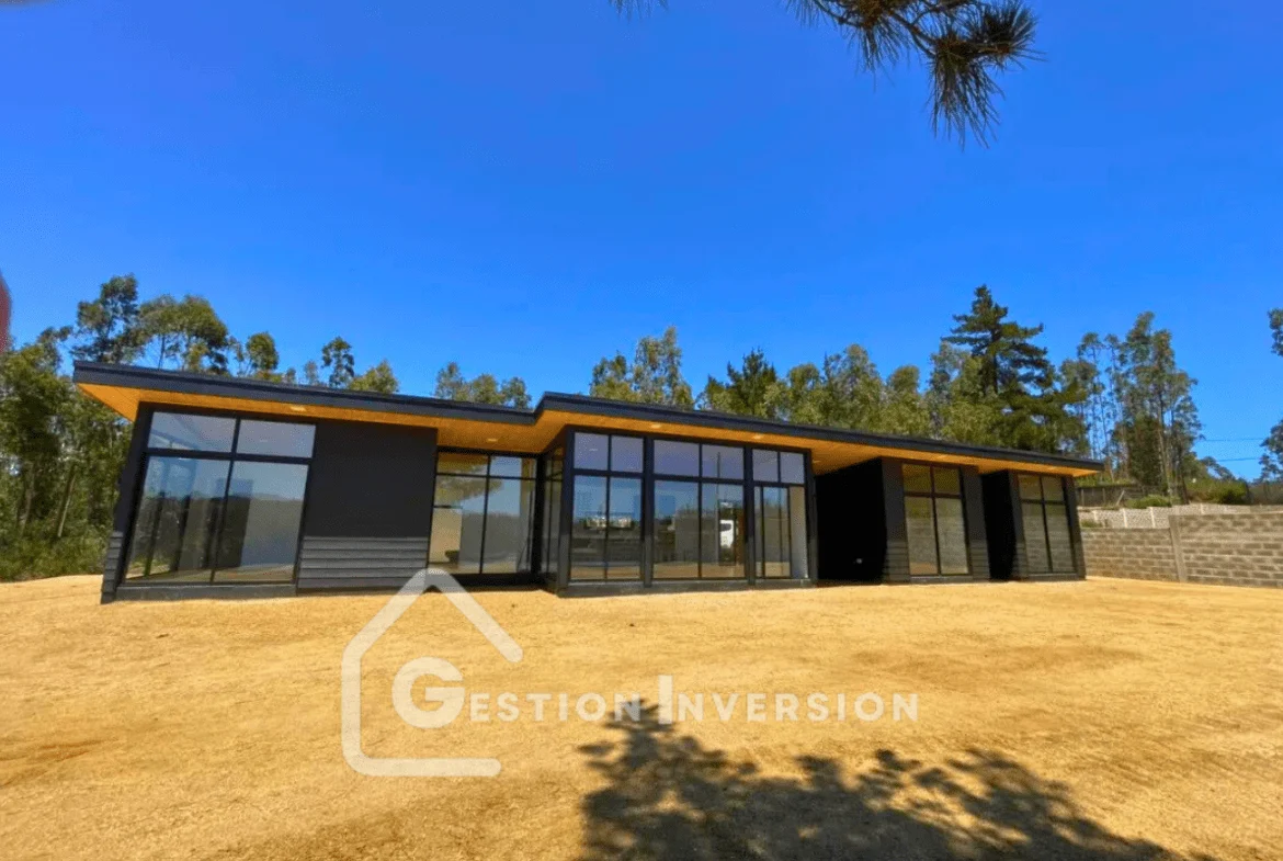 Una casa de diseño contemporáneo recién construida, que destaca por sus muros de vidrio para integrarse con el paisaje, una propiedad exclusiva de Gestión inversión.
