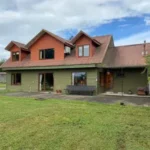 Gran casa de estilo sureño en venta en el sector Las Mulatas de Valdivia, con un amplio terreno de césped, una propiedad familiar de Gestión inversión.