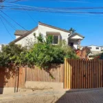 Oportunidad de inversión inmobiliaria en Viña del Mar: un sitio con tres viviendas independientes, perfecto para rentabilizar, ofrecido por Gestión inversión.