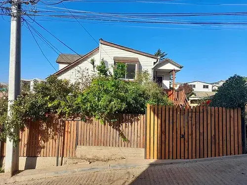 Oportunidad de inversión inmobiliaria en Viña del Mar: un sitio con tres viviendas independientes, perfecto para rentabilizar, ofrecido por Gestión inversión.
