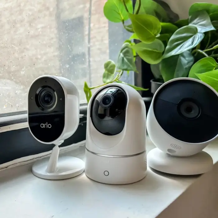 Selección de cámaras de vigilancia modernas para interiores, parte del sistema de seguridad que Gestión inversión asesora para el monitoreo completo de un activo.