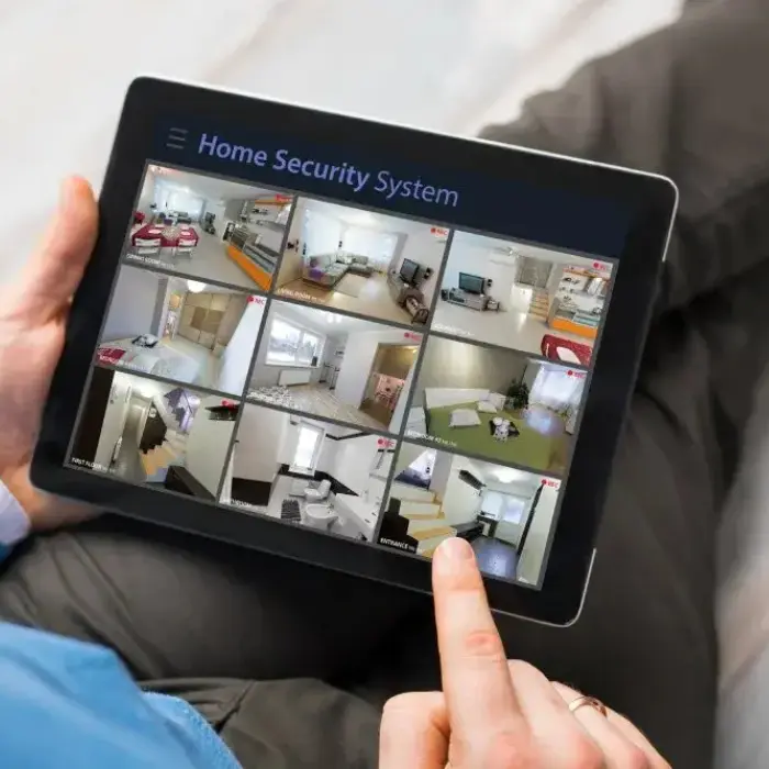 El control total de la seguridad de tu propiedad en tus manos, viendo las cámaras en vivo desde una tablet, gracias a la tecnología implementada por Gestión inversión.