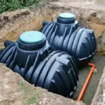 Proceso de instalación de dos cisternas de gran capacidad en una excavación, una obra de infraestructura hídrica supervisada por el equipo de Gestión inversión.