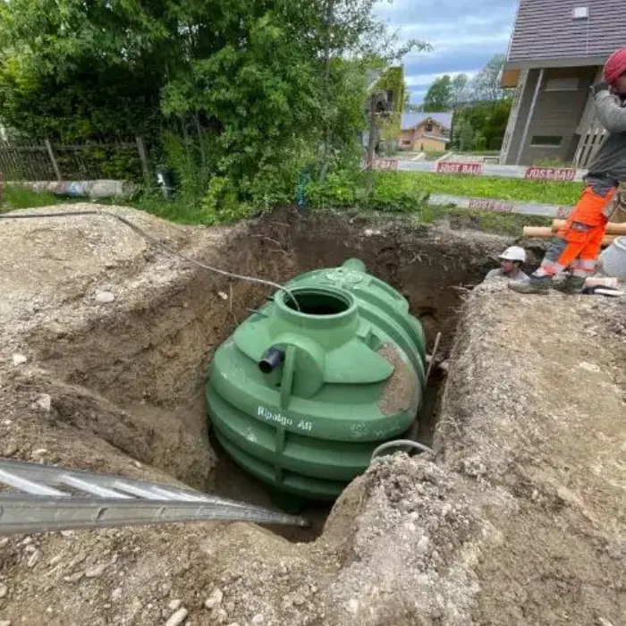 Maniobra de instalación de una cisterna en el jardín de una casa, un trabajo coordinado por Gestión inversión para asegurar un resultado impecable.