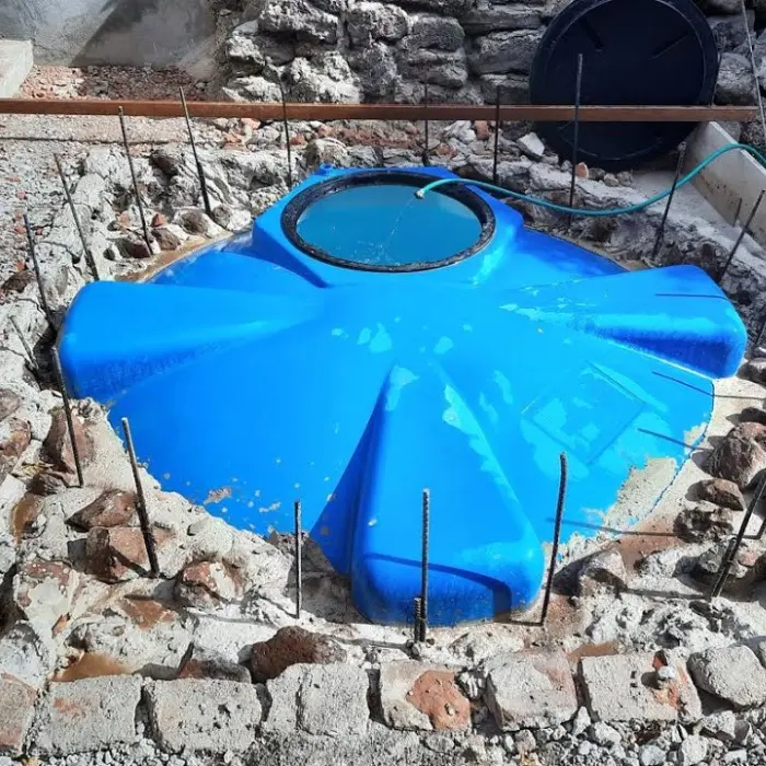 Instalación de una cisterna con un encamisado de hormigón armado y bolones, un método robusto que Gestión inversión utiliza para asegurar la durabilidad.