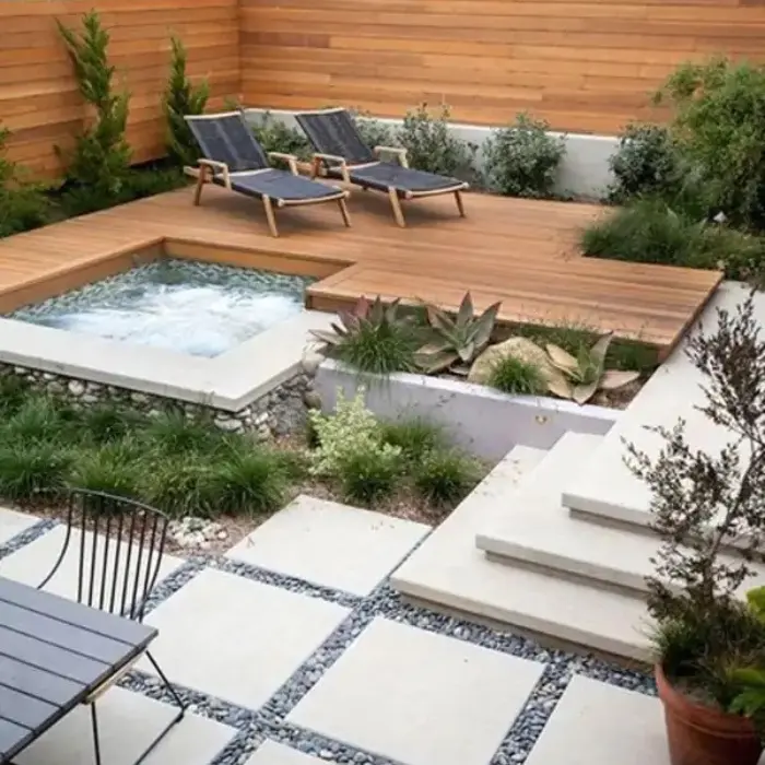 Un patio que maximiza el espacio con un hot tub, deck y una terraza de diseño, demostrando cómo Gestión inversión crea valor en cada metro cuadrado.