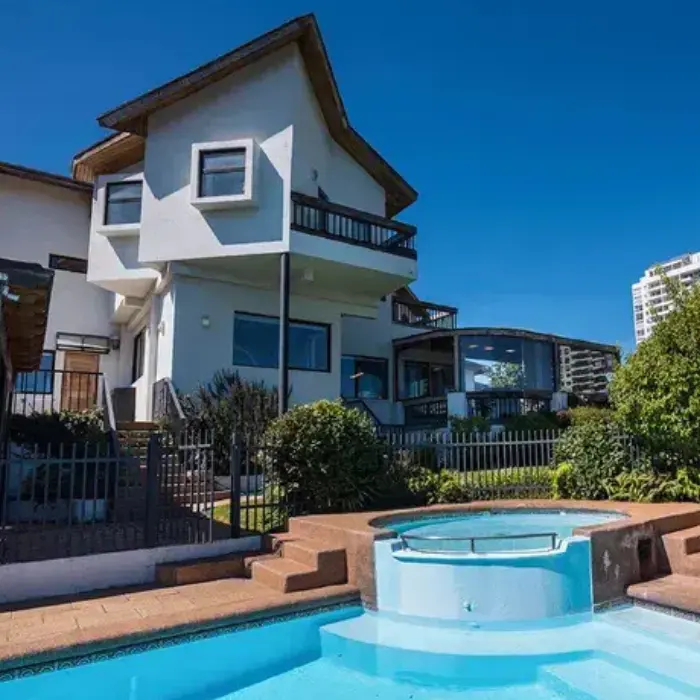 Propiedad exclusiva en venta en Viña del Mar, mostrando su amplia terraza con piscina y jacuzzi, una inversión en calidad de vida gestionada por Gestión inversión.