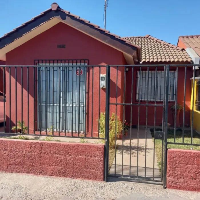 Casa de un piso en un barrio residencial, protegida con reja exterior, una oportunidad de inversión sólida y accesible en el portafolio de Gestión inversión.