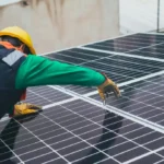 Un instalador profesional de Gestión inversión asegurando con una herramienta la correcta fijación de los paneles solares para garantizar su durabilidad.