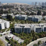 Vista panorámica de un exclusivo condominio en Concón, con modernos edificios y parques, una oportunidad de inversión de alta plusvalía ofrecida por Gestión inversión.