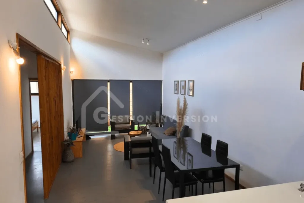 Moderno y luminoso living comedor integrado de una casa en El Canelo, Algarrobo, un espacio ideal para la vida familiar que ofrece Gestión inversión.